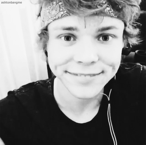 ASHTON IRWIN STOP WITH THIS HEART MELTING SMILE BEFORE YOU GET ARRESTED FOR COMMITTING MURDER TO ALL OF US