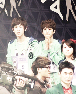 Baekyeol-being uncannily synchronized-again haha they're totally on the same wavelength