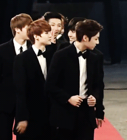 BTS omg they are so damn handsome Omg i cant, i just cant omg *.* <333 Gif.