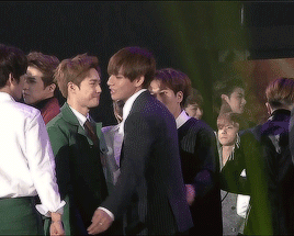 Dang, BTS, EXO, BTOB, and VIXX all in one gif. It's cool to see how they're all friends thou