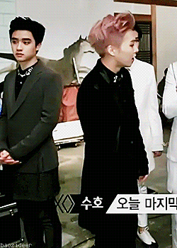 D.O nudging Xiumin so he can turn around...I like how he obeyed instantly and was nervously glancing at D.O..no one dares disobey satansoo!!..