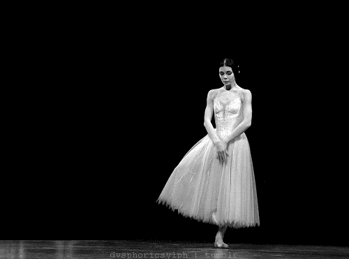 dysphoricsylph:  Natalia Osipova in Giselle.  I could totally do this before I had kids. (In my dreams