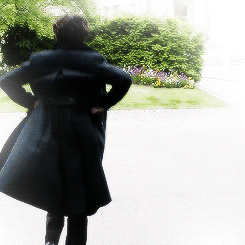 EVERYONE, THIS IS WHY I WANT A TRENCH COAT BECAUSE LOOK HOW EPIC THIS IS. Sherlock's coat - poetry in motion gif
