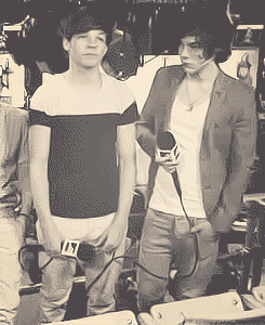 (gif love how Harry hits him with his knee so that he starts talking!  Hahah