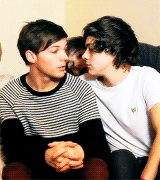 [GIF] Remember? This is all the proof you need to realize that Harry loves Louis>>>Harry inched himself forward omg
