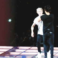 Harry and Niall dancing