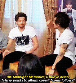harry hit his hand on louis’ and they started giggling.this is why i love them