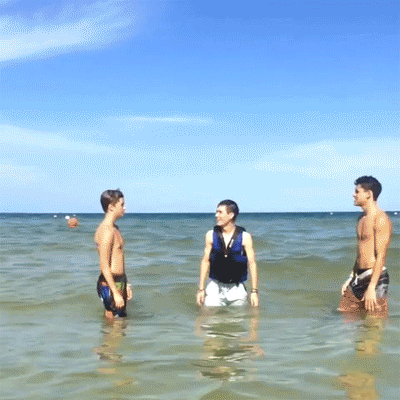 how to freak your friend out in the ocean> we should so do this to someone!! @18billiemid
