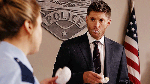 I really shouldn't find this hot. But everything Dean does is attractive.