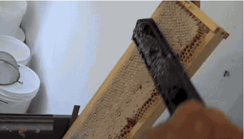 Imagine you’re the one slicing off this honeycomb. | The 29 Most Satisfying GIFs In The World