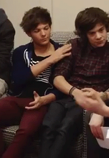 LOUIS IS PETTING HIM LIKE A KITTEN THIS IS THE CUTEST THING IVE EVER SEEN