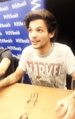 Louis Tomlinson {GIF} His smile is the.... It should win some kind Of award okay