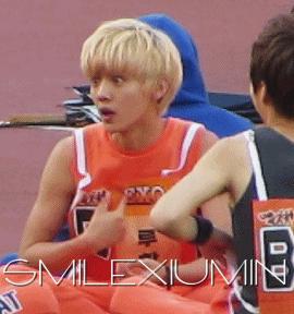 Luhan's reaction is priceless (gif I love his face too much