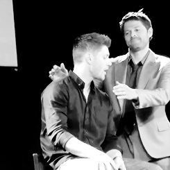 There's a bit of a story here: Jensen has pretty bad shyness in front of crowds. He doesn't do well alone in front of panels. He was having a particularly bad day today, so one of the people directing the panels sent out Misha to help Jensen. First thing Misha did upon going out on stage to back up Jensen was this gif. Bit of support.