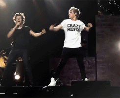 This gif of Niall and Harry is perfect [gif]