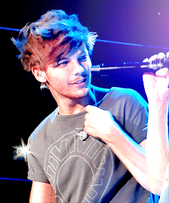 When he and his scruff and messy hair looked at one of the other boys while they were singing and you could feel the sexual tension. | 30 Times Louis Tomlinson Was The Most Perfect Member Of One Direction In 2013