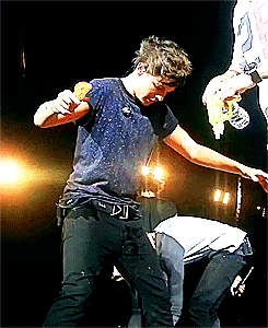 When he squirted all over the stage. | 30 Times Louis Tomlinson Was The Most Perfect Member Of One Direction In 2013