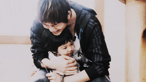 Yoogeun went to Onew. This is so sweet i cannot. One of the rare times before Onew is able to let Yoogeun in.